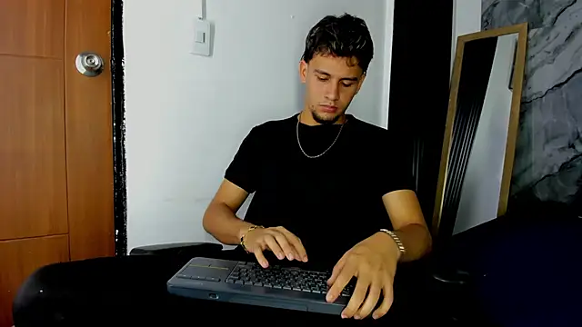 Alan-Smith1 online show from December 2025 08:25:02 PM