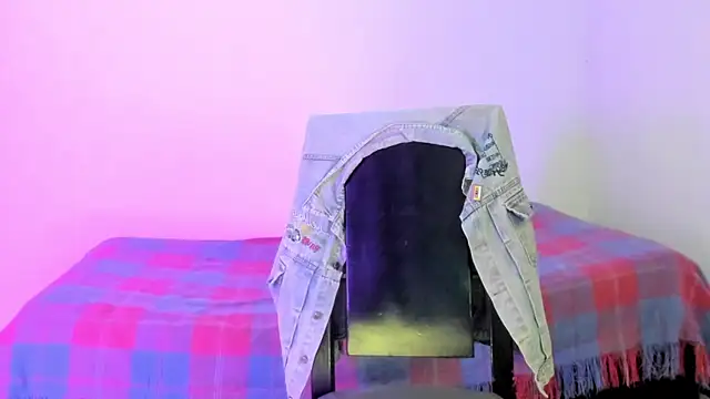 Snapshot of Nikki__uwu chatting on April 2026 07:43:01 PM Nikki uwu online show from April 2026 07:43:01 PM