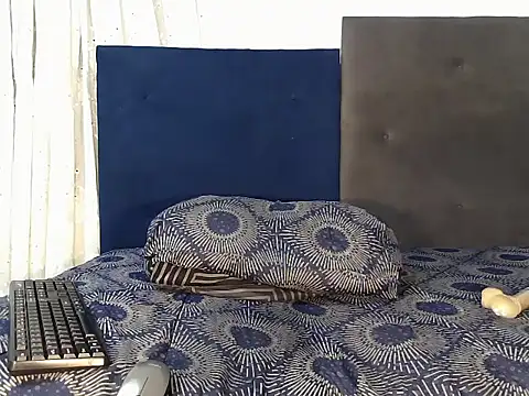 Snapshot of MinnieBee101 chatting on March 2026 02:04:02 AM MinnieBee101 online show from March 2026 02:04:02 AM