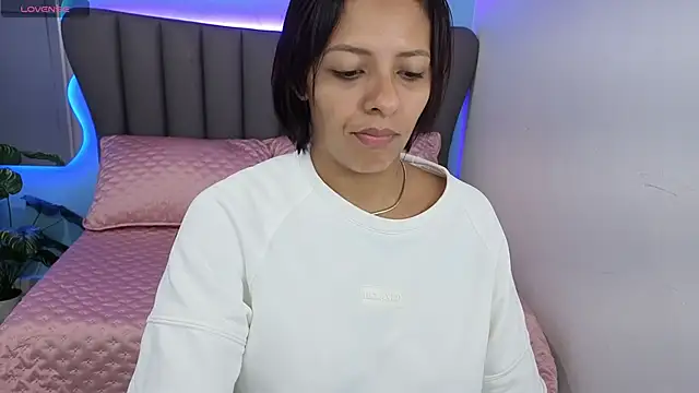 Aria Russo online show from November 2025 03:00:02 PM