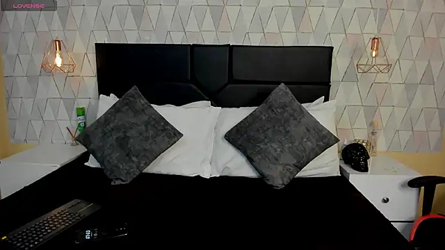 SantiOlsen online show from November 2025 12:04:01 PM