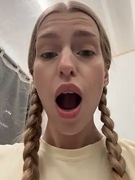 Snapshot of kira_mia chatting on November 2025 04:10:02 PM kira mia online show from November 2025 04:10:02 PM