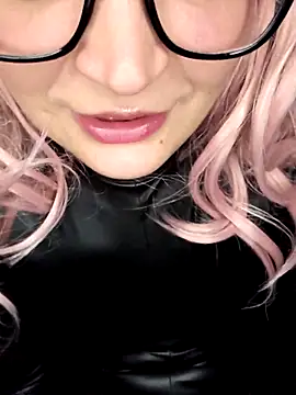 LunaXshade online show from November 2025 06:20:02 PM