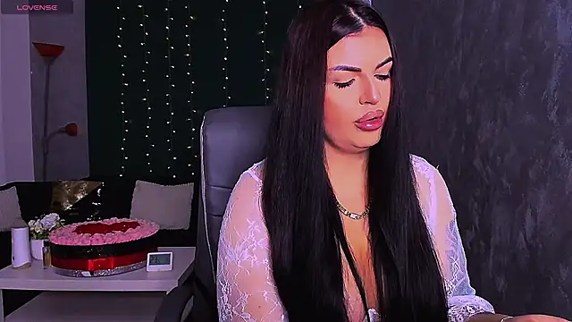 Snapshot of RheaLynn chatting on November 2025 10:04:01 PM RheaLynn online show from November 2025 10:04:01 PM