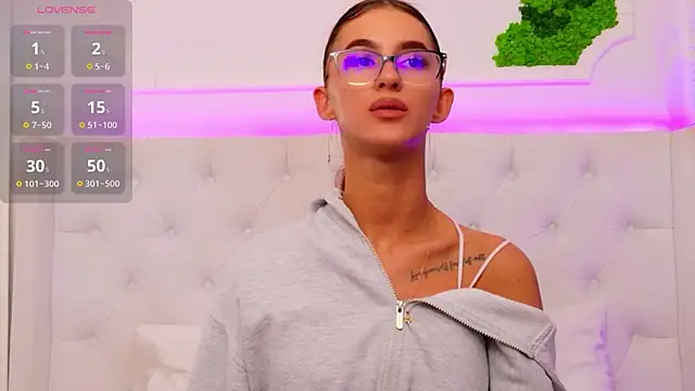 ElisaCharm online show from April 2026 04:06:02 AM