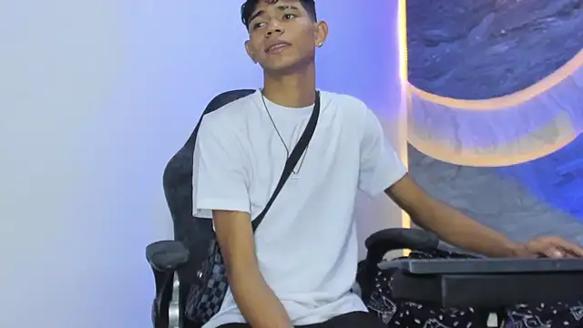 Sex Boy 33  online show from December 2025 06:20:02 AM