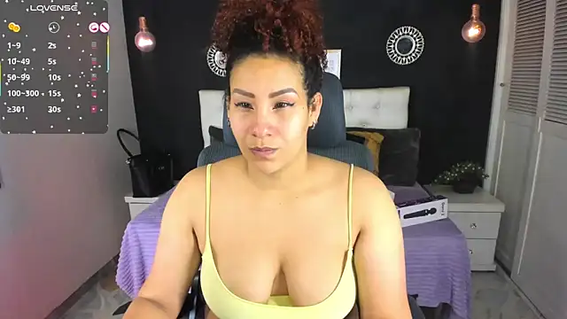 Snapshot of ROZZE_MILA chatting on April 2026 01:14:02 PM ROZZE MILA online show from April 2026 01:14:02 PM