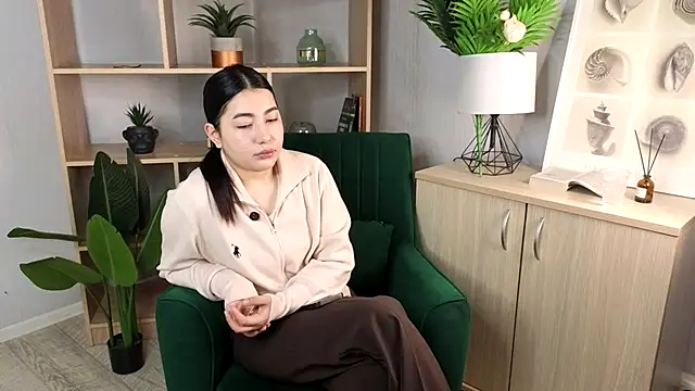 LorieGiang online show from October 2025 10:37:01 AM