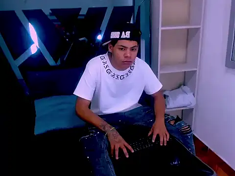 Snapshot of Yordi_Alpha chatting on November 2025 01:00:01 PM Yordi Alpha online show from November 2025 01:00:01 PM