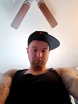 DadDDick925 online show from October 2025 07:47:02 PM