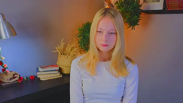 YungLyssy online show from November 2025 02:43:01 AM