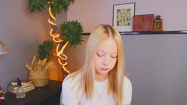 YungLyssy online show from November 2025 03:23:02 AM