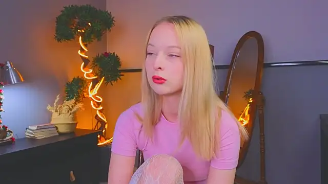 YungLyssy online show from December 2025 04:17:01 AM