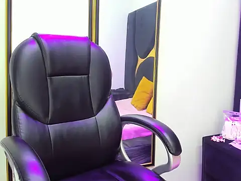 Gianna Johnson online show from November 2025 04:33:02 AM