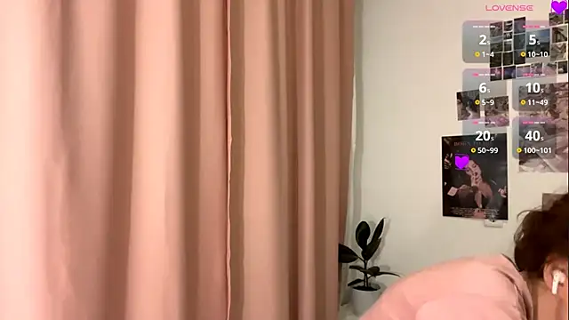 Kira Sanders online show from December 2025 05:08:02 PM