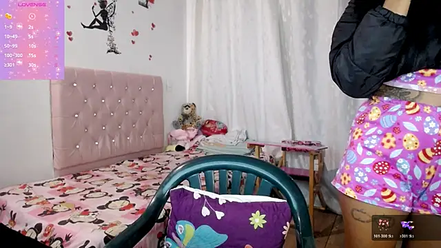 Snapshot of TaylorLight chatting on December 2025 09:40:01 AM TaylorLight online show from December 2025 09:40:01 AM