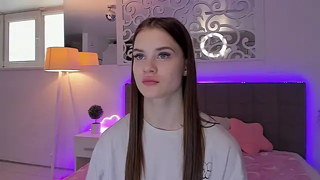 LuisaClover online show from March 2026 12:16:01 PM