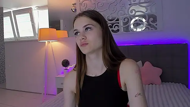 LuisaClover online show from June 2026 12:22:01 PM