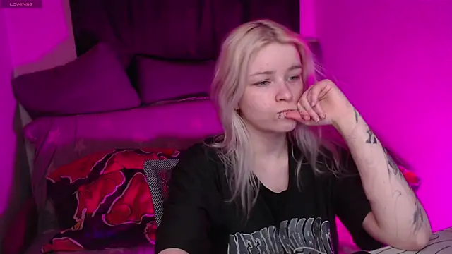 Snapshot of CherryNight6 chatting on April 2026 08:58:02 PM CherryNight6 online show from April 2026 08:58:02 PM