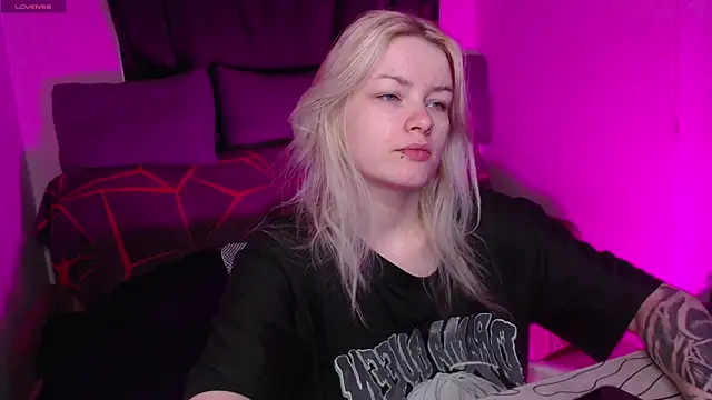 Snapshot of CherryNight6 chatting on April 2026 08:43:02 PM CherryNight6 online show from April 2026 08:43:02 PM