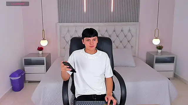 Maxii18  online show from December 2025 06:45:02 PM