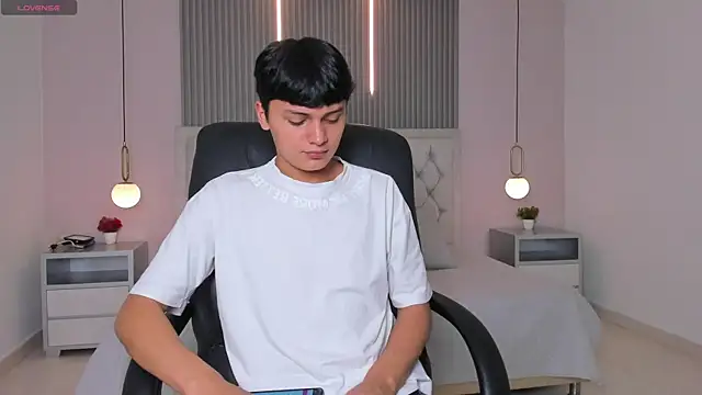 Maxii18  online show from December 2025 06:15:02 PM