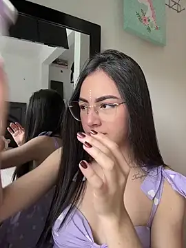 Snapshot of IslaCole chatting on October 2025 06:43:01 PM IslaCole online show from October 2025 06:43:01 PM