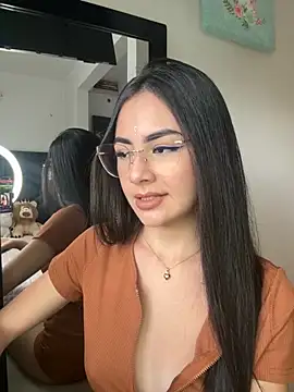 Snapshot of IslaCole chatting on November 2025 09:47:01 PM IslaCole online show from November 2025 09:47:01 PM