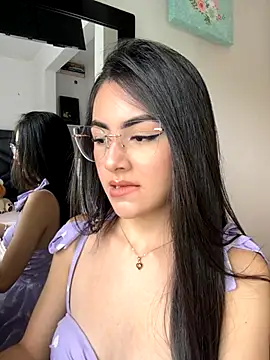 Snapshot of IslaCole chatting on November 2025 08:52:01 PM IslaCole online show from November 2025 08:52:01 PM