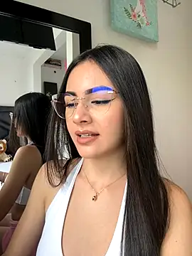 Snapshot of IslaCole chatting on November 2025 09:13:02 PM IslaCole online show from November 2025 09:13:02 PM