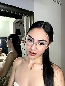 Snapshot of IslaCole chatting on January 2026 12:13:01 AM IslaCole online show from January 2026 12:13:01 AM