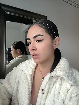 Snapshot of IslaCole chatting on February 2026 10:35:01 PM IslaCole online show from February 2026 10:35:01 PM