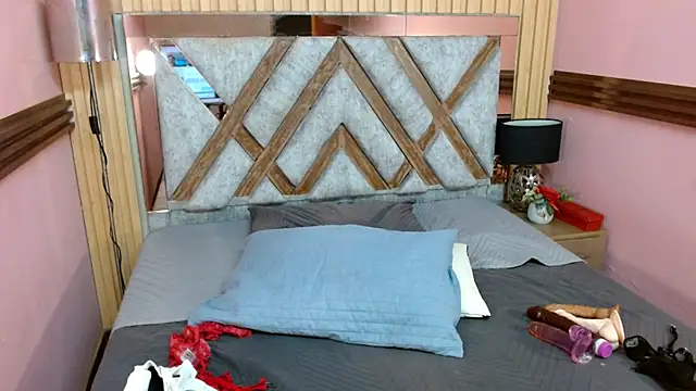 Snapshot of Emma_Kiut_ chatting on December 2025 06:35:02 PM Emma Kiut online show from December 2025 06:35:02 PM