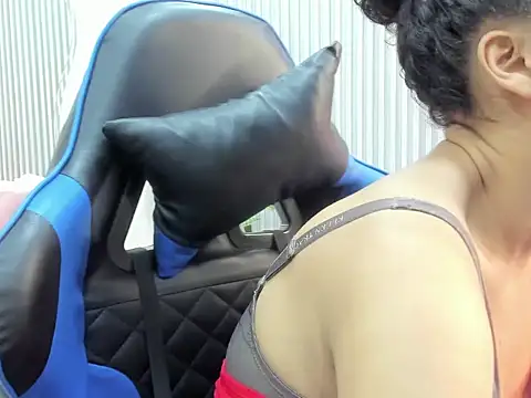 agata18  online show from December 2025 12:21:02 PM