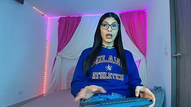 Snapshot of Arimoonn chatting on April 2026 11:37:02 PM Arimoonn online show from April 2026 11:37:02 PM