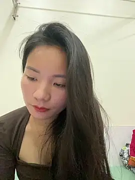 Bee Yellow00 online show from November 2025 04:45:02 AM