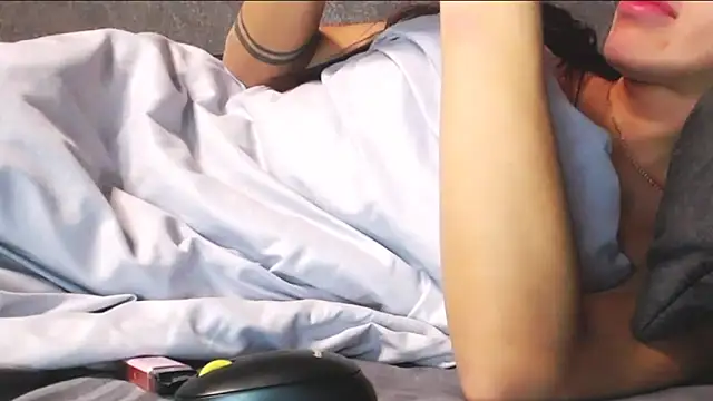 velvetveyraX online show from April 2026 05:17:01 PM