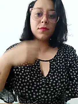 Caroline-17 online show from November 2025 06:18:02 PM