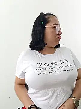 Caroline-17 online show from November 2025 06:07:02 PM