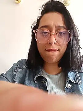 Caroline-17 online show from November 2025 06:17:01 PM