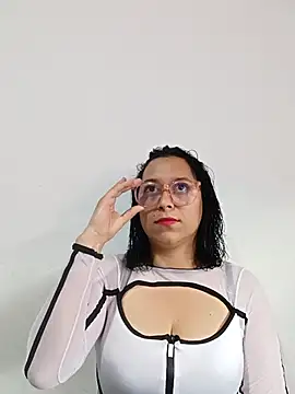 Caroline-17 online show from November 2025 06:21:02 PM