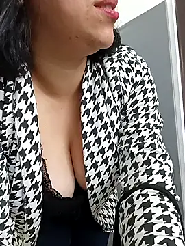 Caroline-17 online show from December 2025 03:50:02 PM