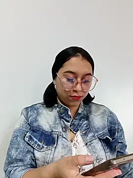 Caroline-17 online show from December 2025 06:38:01 PM