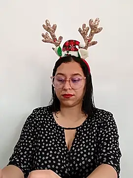 Caroline-17 online show from December 2025 06:15:01 PM