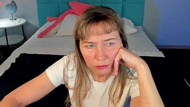 Carla Vogue online show from November 2025 03:07:01 AM