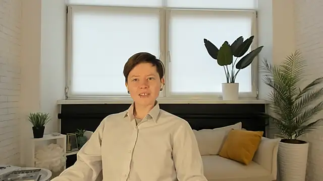 Snapshot of BellaVanruiten chatting on October 2025 06:06:02 AM BellaVanruiten online show from October 2025 06:06:02 AM