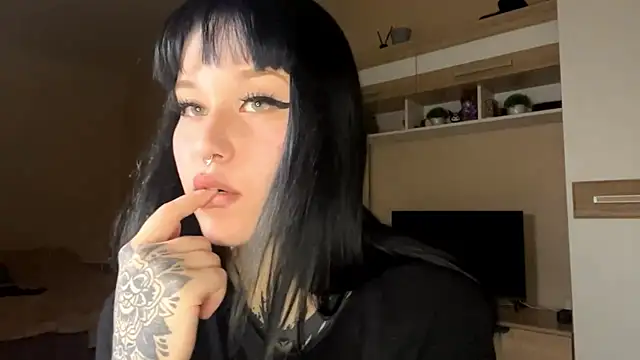 Snapshot of LaurenOveson chatting on October 2025 10:28:02 AM LaurenOveson online show from October 2025 10:28:02 AM