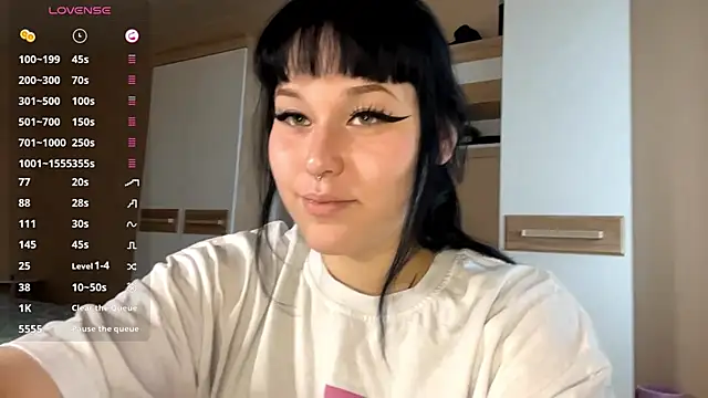 Snapshot of LaurenOveson chatting on November 2025 10:16:01 AM LaurenOveson online show from November 2025 10:16:01 AM