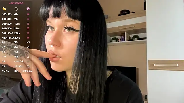 Snapshot of LaurenOveson chatting on November 2025 06:23:01 AM LaurenOveson online show from November 2025 06:23:01 AM