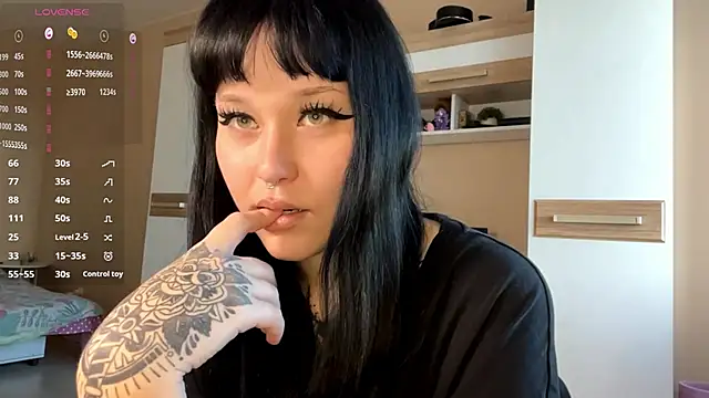 Snapshot of LaurenOveson chatting on November 2025 08:25:01 AM LaurenOveson online show from November 2025 08:25:01 AM